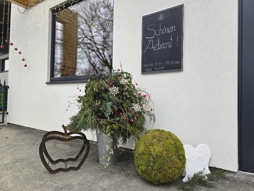 Eingangsbereich des Obsthofs Apfeltraum mit weihnachtlicher Dekoration